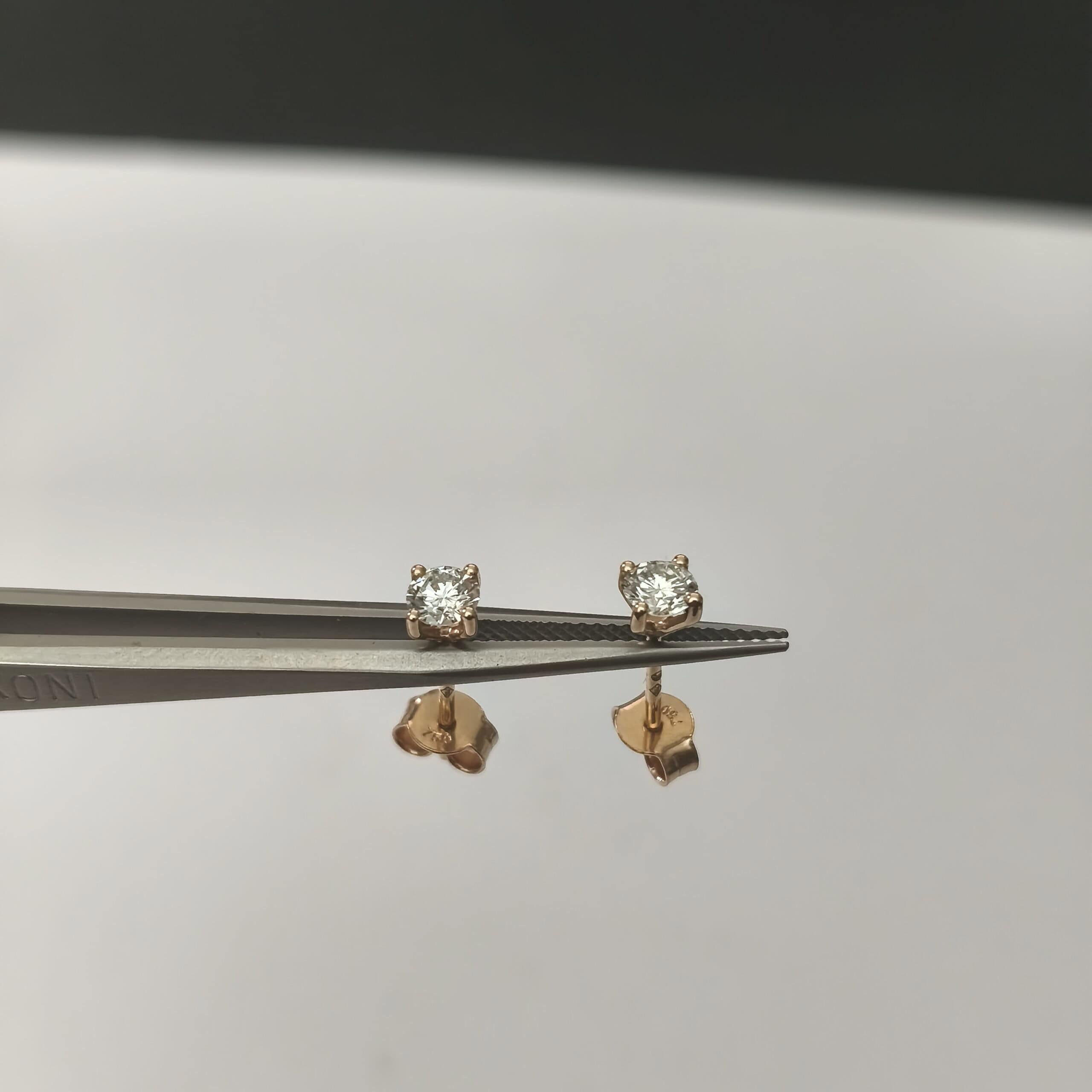 Pendientes de oro rosa 18k con diamantes naturales de 0.26 ct. H-VVS2 y 0.27 F-VS2 certificados HRD